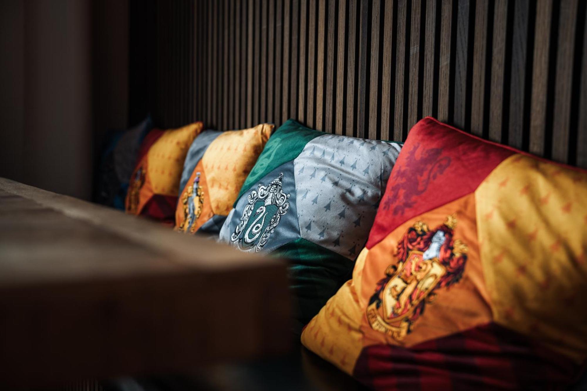 Hostel MHG Exteriér fotografie Pillows with the coats of arms of the four houses