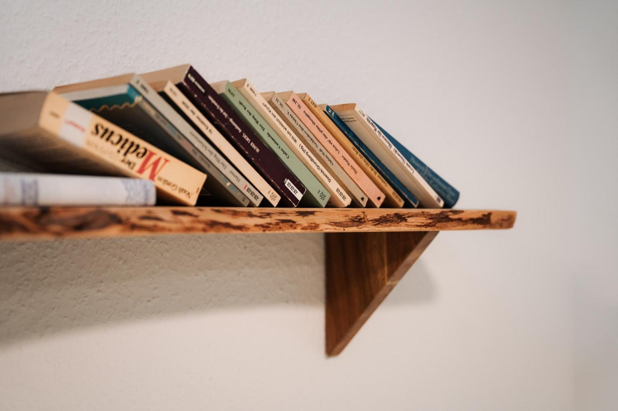 Hostel MHG Exteriér fotografie Books on a shelf
