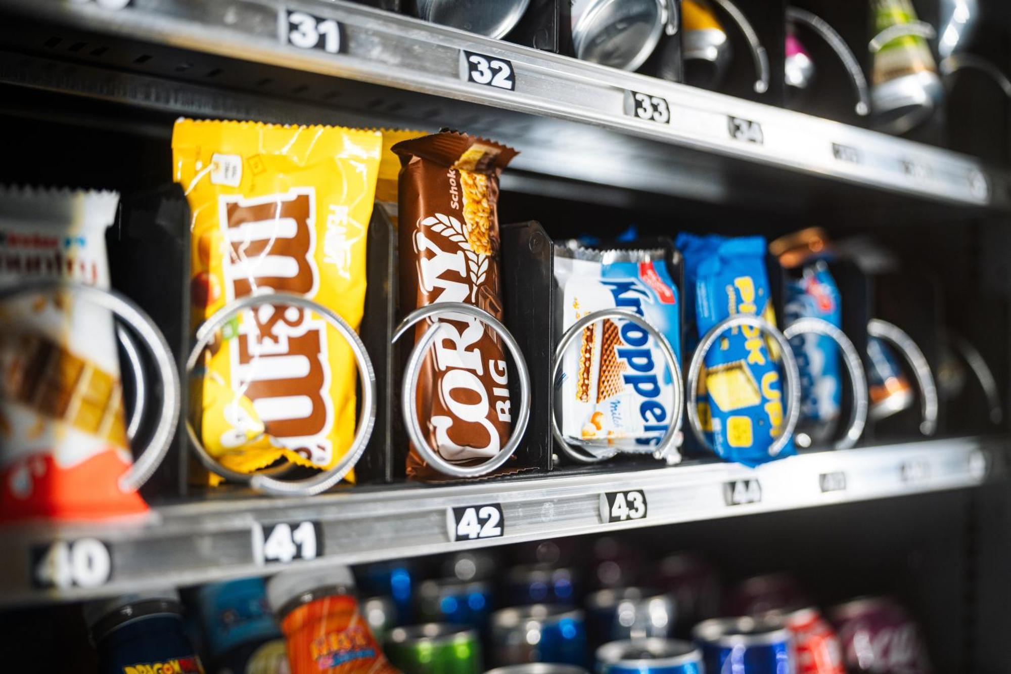 Hostel MHG Exteriér fotografie A vending machine