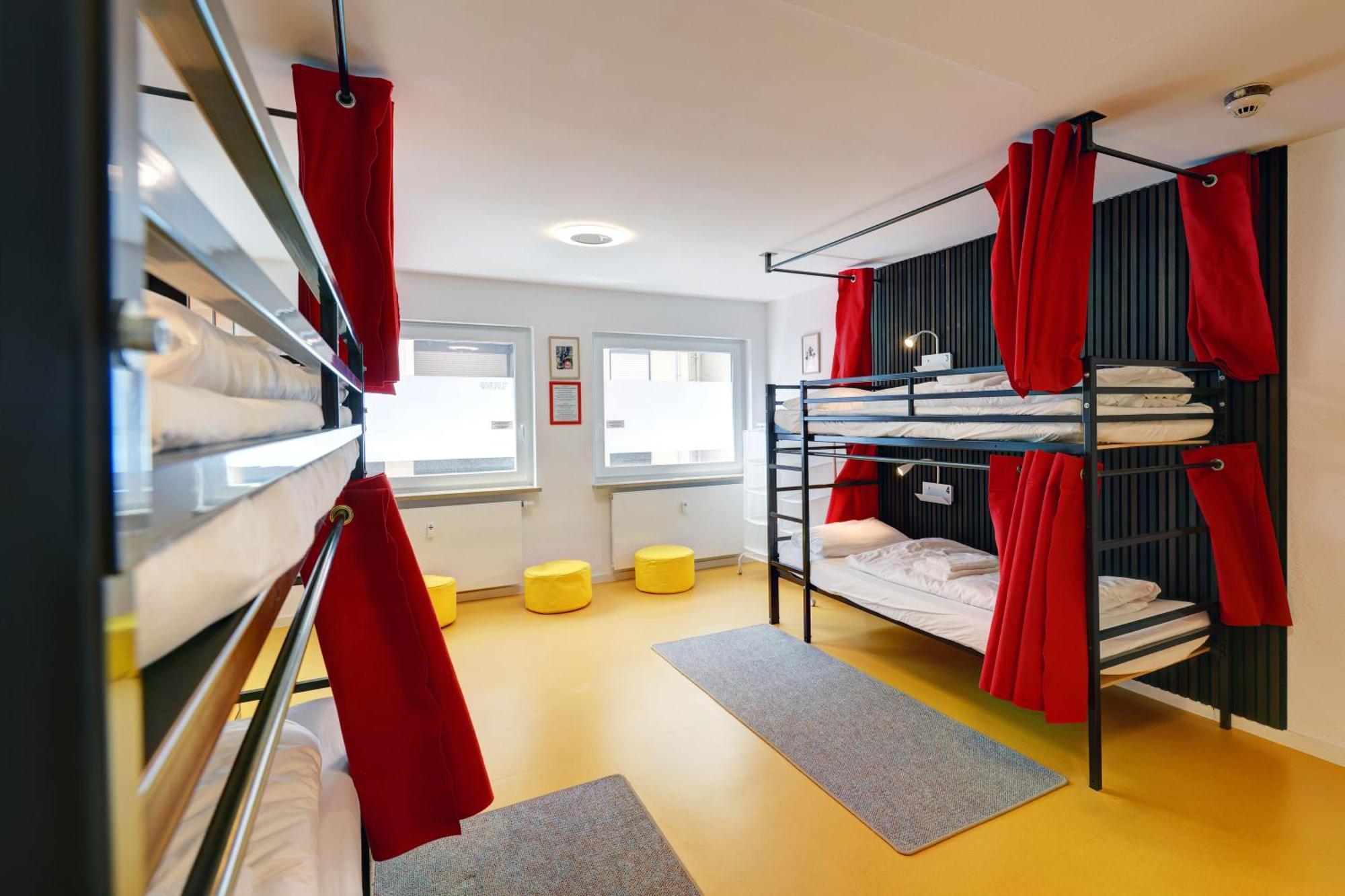 Hostel MHG Exteriér fotografie A typical hostel room
