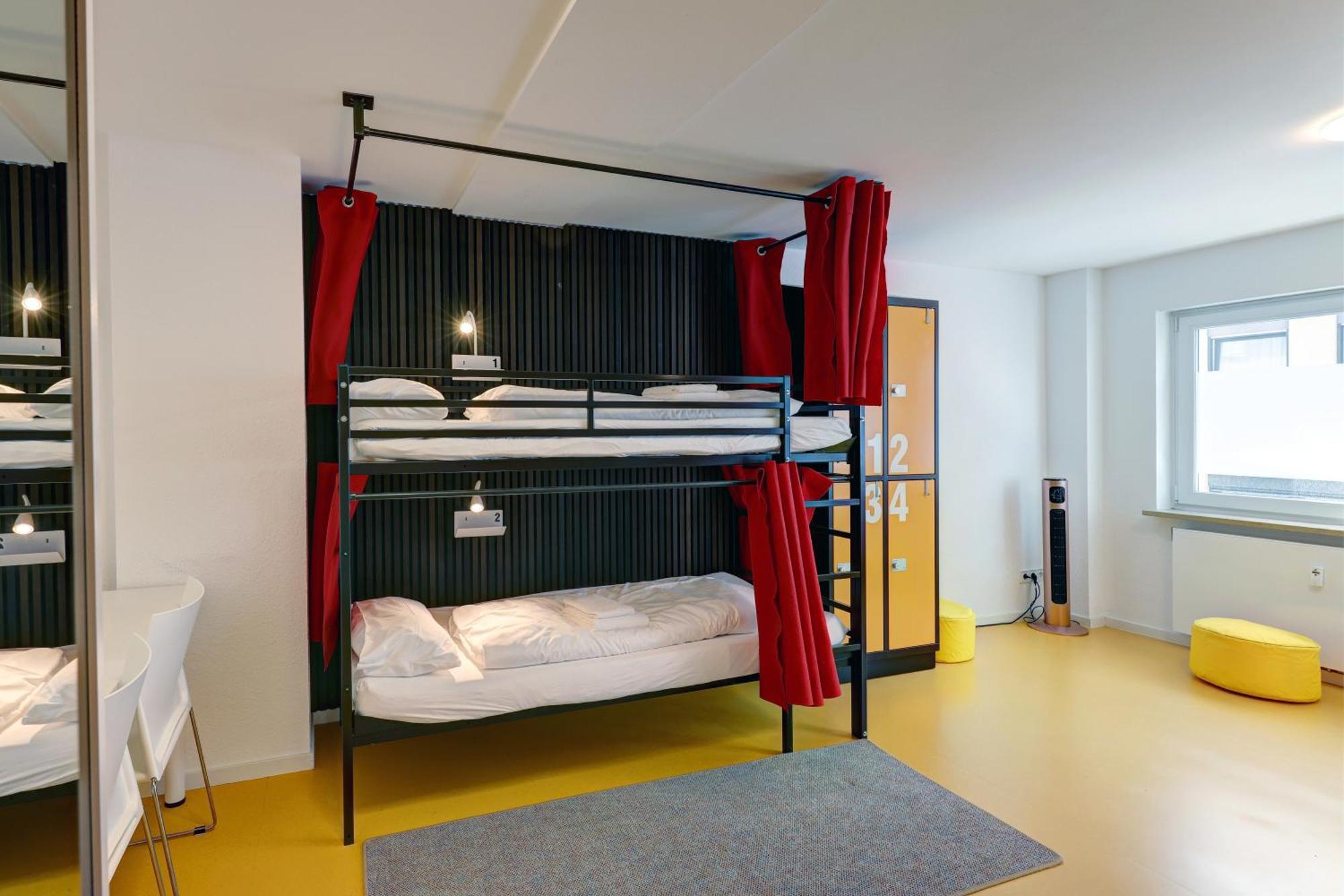 Hostel MHG Exteriér fotografie A typical room at a youth hostel